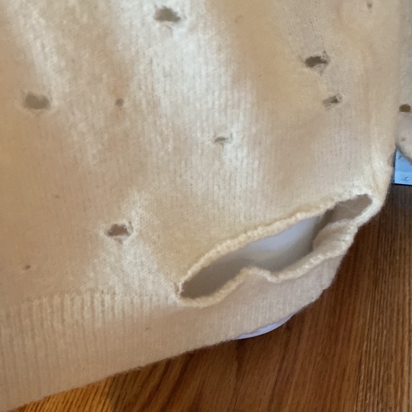 Distressed sweater - Picture 5 of 8